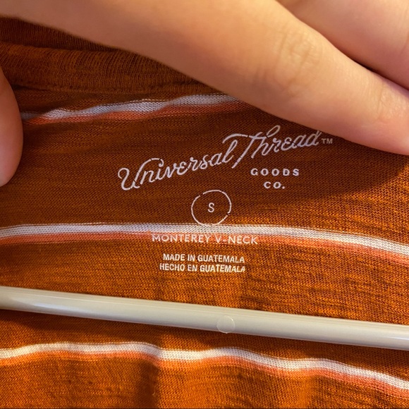 Universal Thread V-Neck - Picture 4 of 4